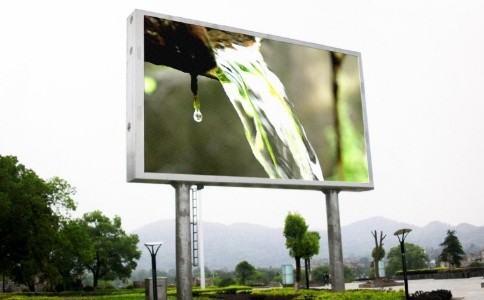 高速公路中大型 LED 顯示屏廣告與傳統廣告的優(yōu)勢對比分析